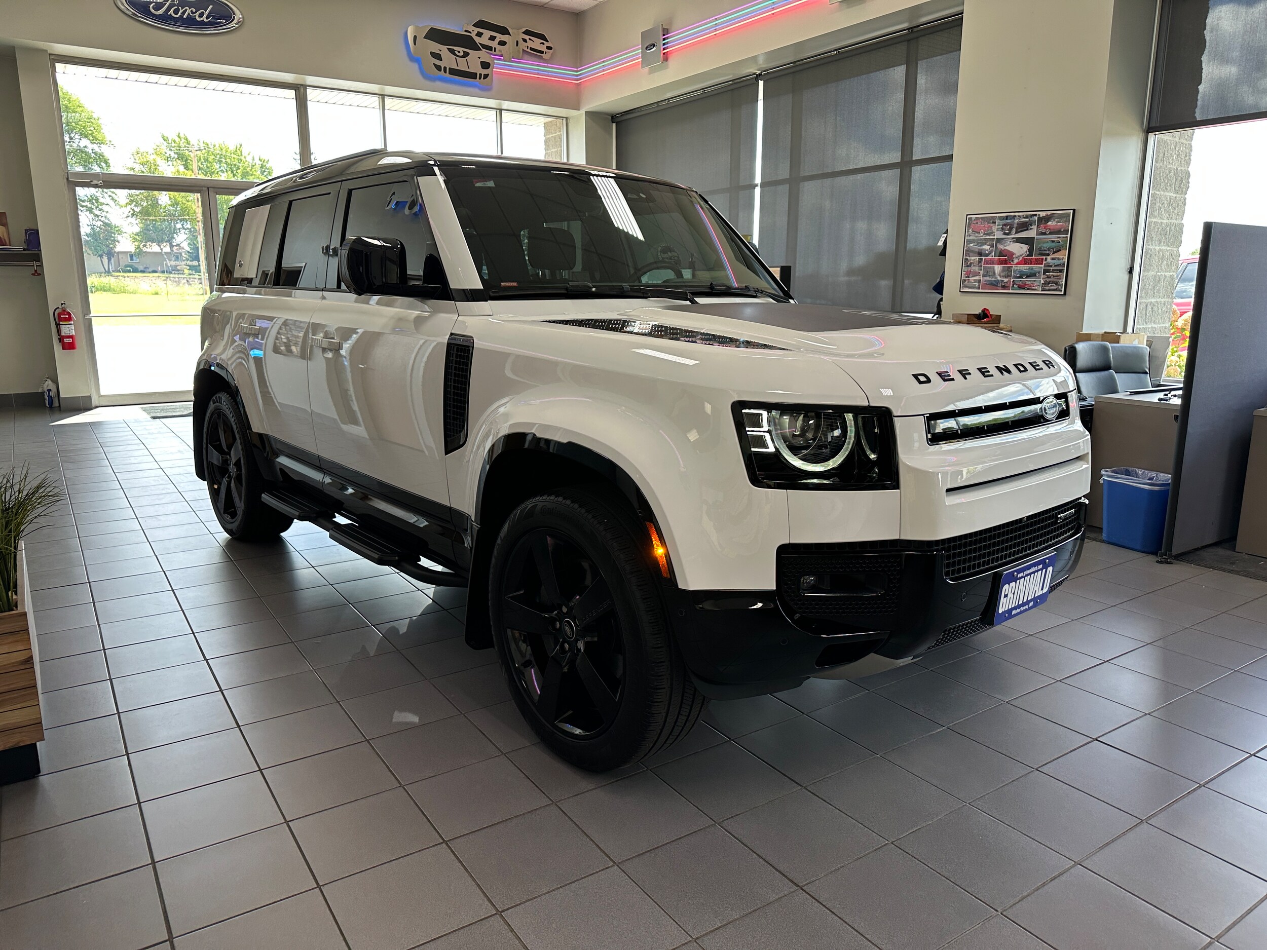 2022 Land Rover Defender 110 X-Dynamic HSE photo 3