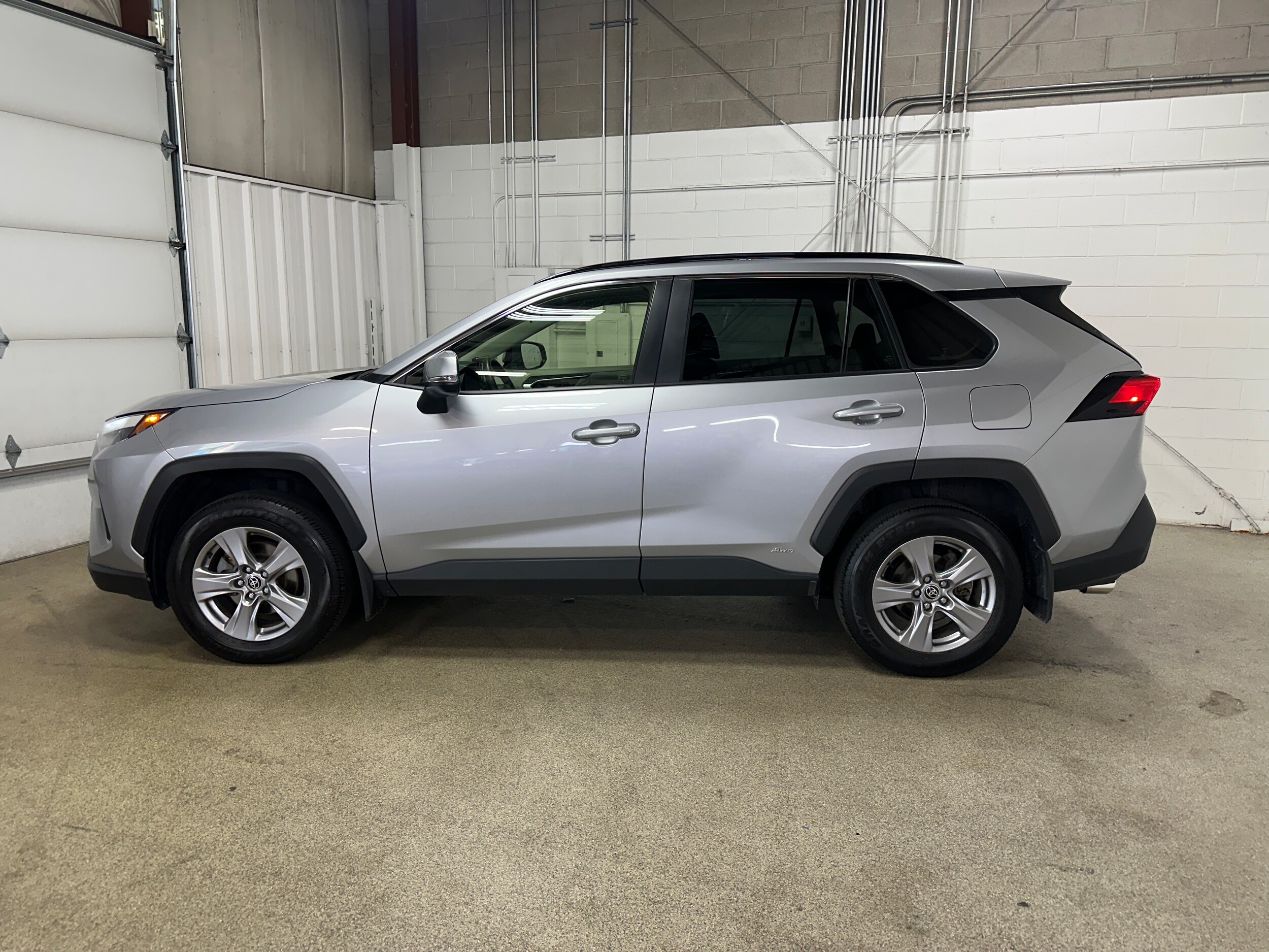 2022 Toyota RAV4 Hybrid XLE photo 4