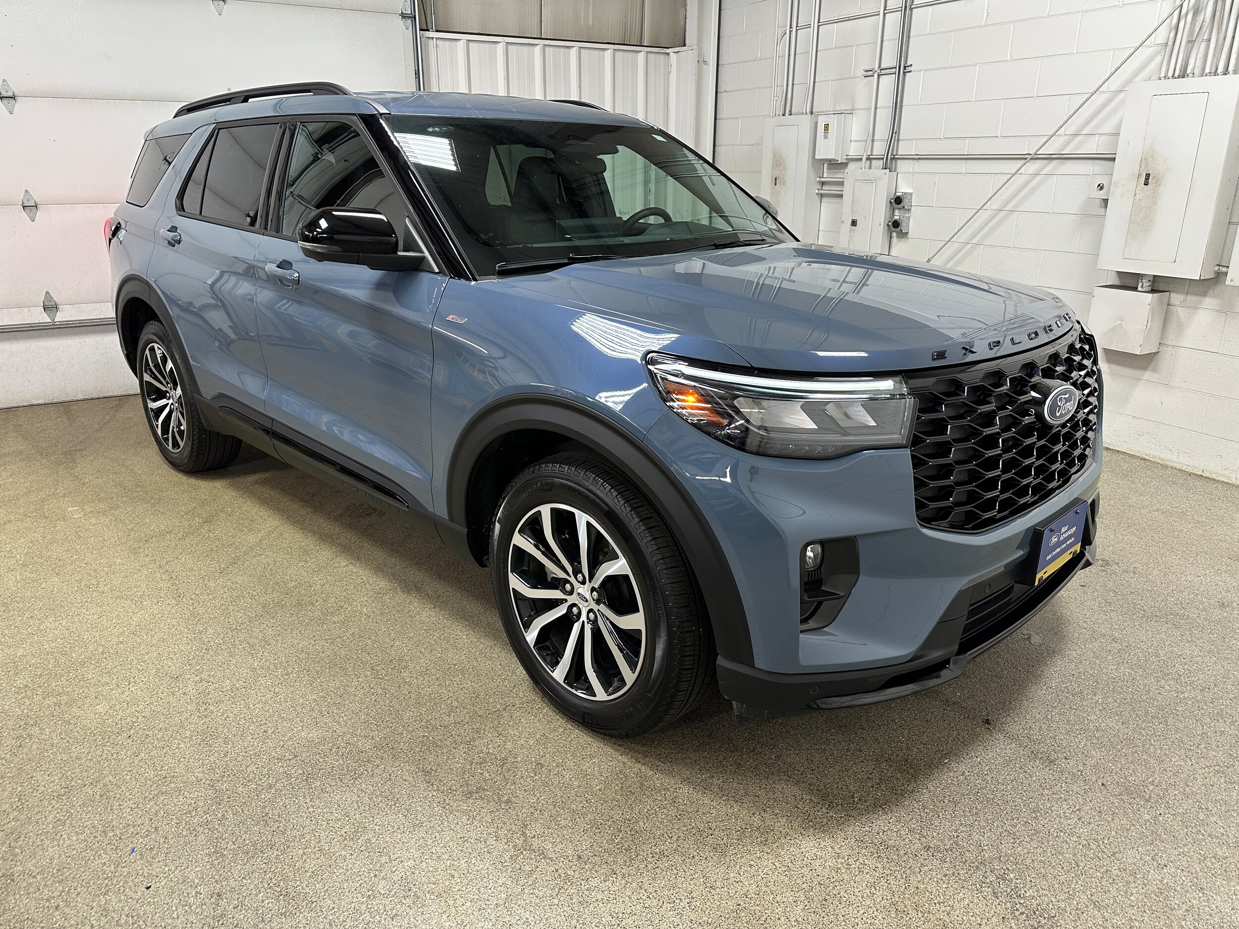 2025 Ford Explorer ST-Line photo 2