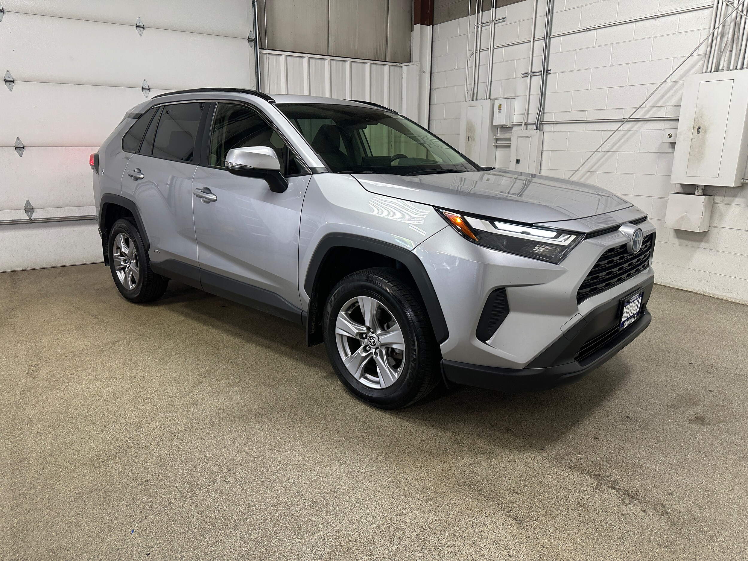 2022 Toyota RAV4 Hybrid XLE photo 3