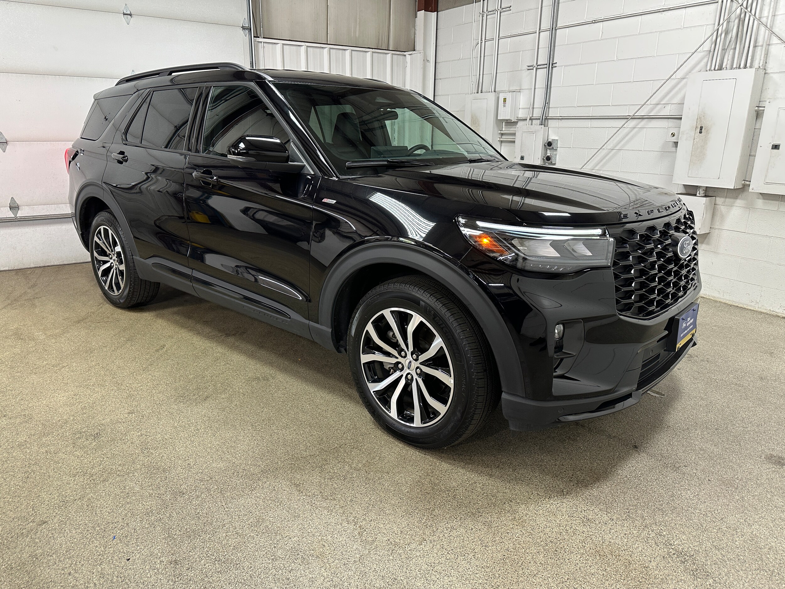 2025 Ford Explorer ST-Line photo 2