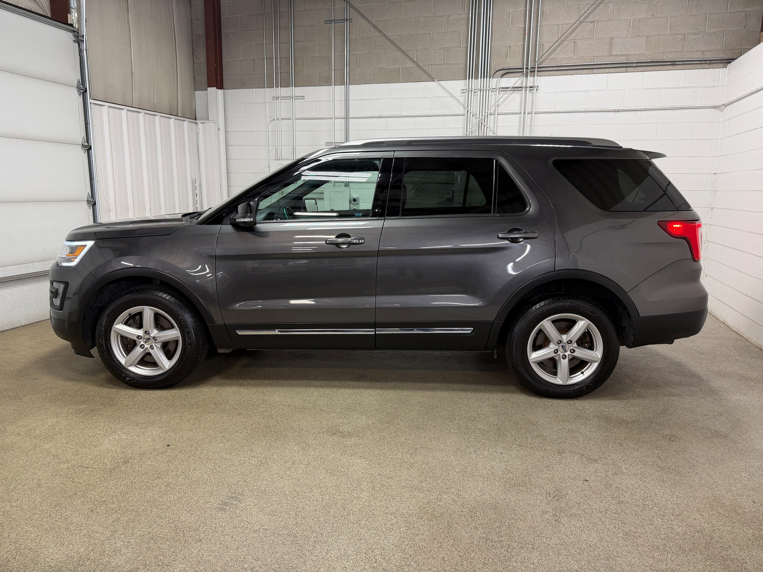 2016 Ford Explorer XLT photo 2