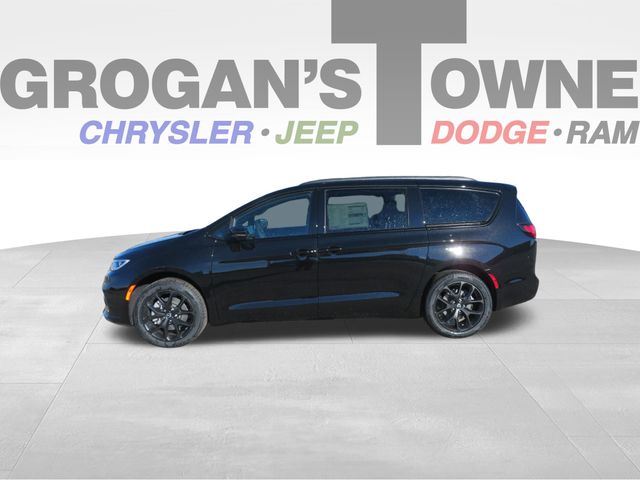 2026 Chrysler Pacifica Select's photo