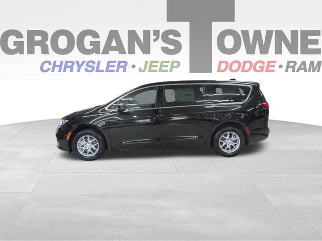 2026 Chrysler Pacifica Select's photo