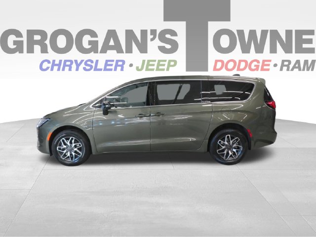 2027 Chrysler Pacifica LIMITED AWD Passenger Van