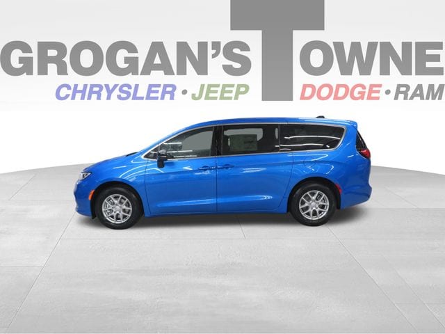 2026 Chrysler Pacifica Select's photo