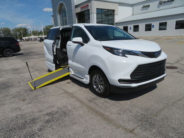 2025 Toyota Sienna LE photo 2