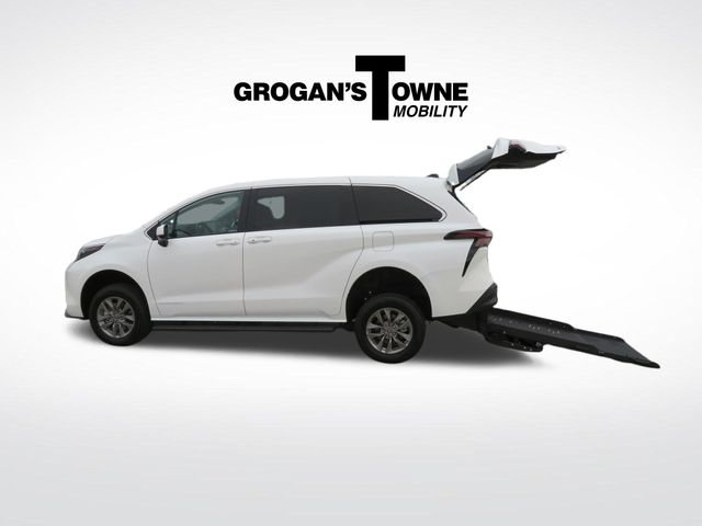 2025 Toyota Sienna LE's photo