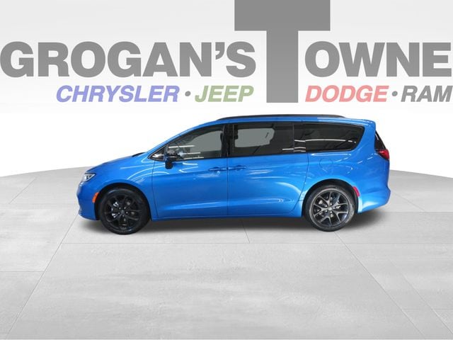 2026 Chrysler Pacifica Select's photo