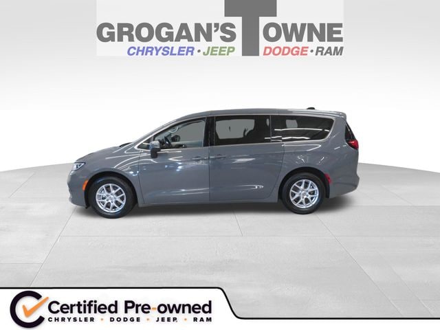 2023 Chrysler Pacifica Touring L's photo