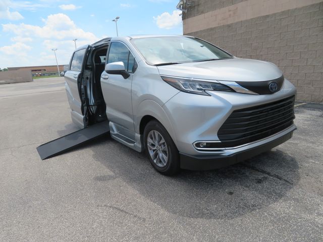 Used 2023 Toyota Sienna XLE with VIN 5TDJSKFC4PS087999 for sale in Toledo, OH