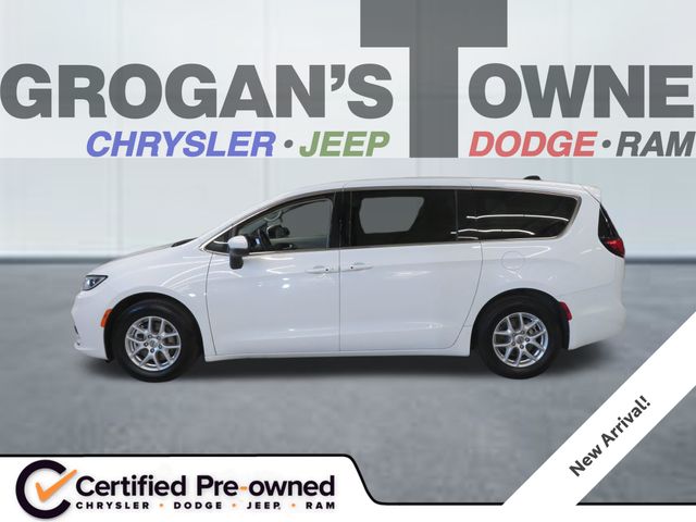 2023 Chrysler Pacifica Touring L's photo