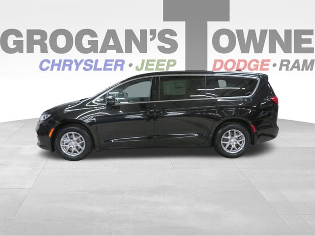 2026 Chrysler Pacifica Select's photo