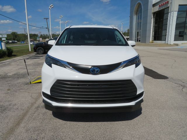 2025 Toyota Sienna LE photo 3