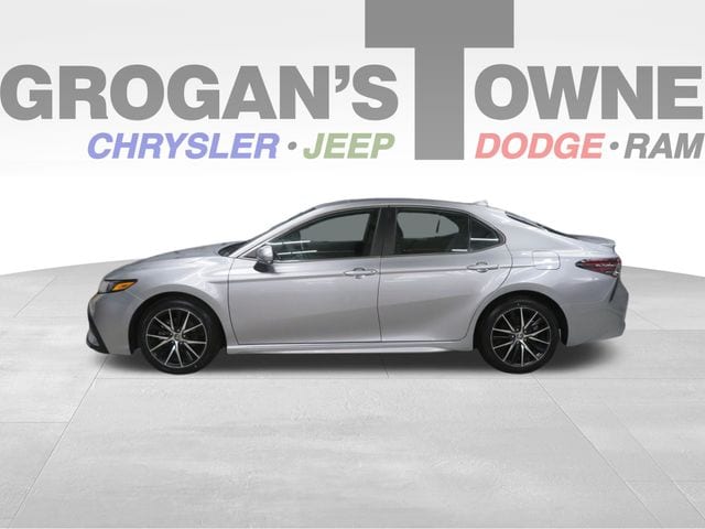 2023 Toyota Camry SE's photo