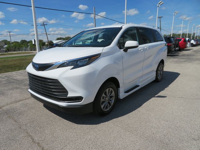 2025 Toyota Sienna LE photo 4