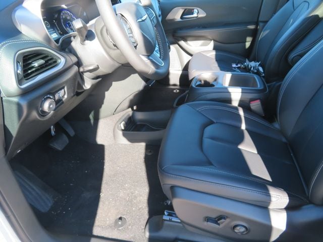 2026 Chrysler Pacifica Select - Photo 6