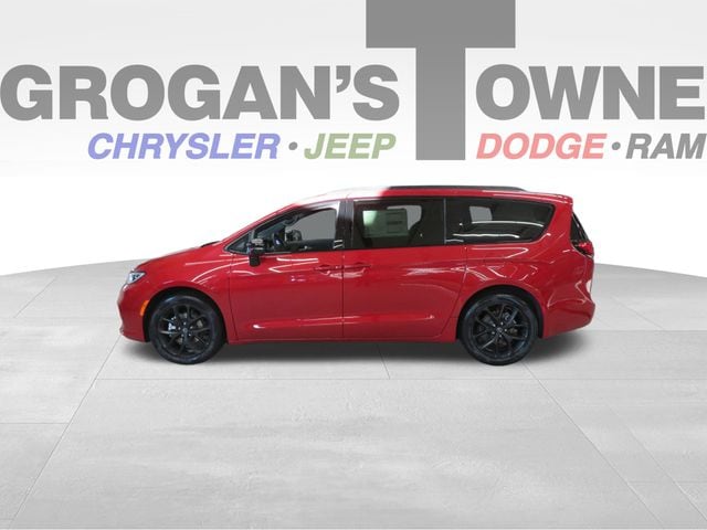 2026 Chrysler Pacifica Select's photo