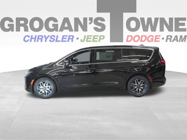 2027 Chrysler Pacifica LIMITED Passenger Van