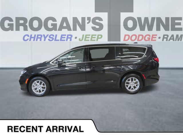 2023 Chrysler Pacifica Touring L's photo