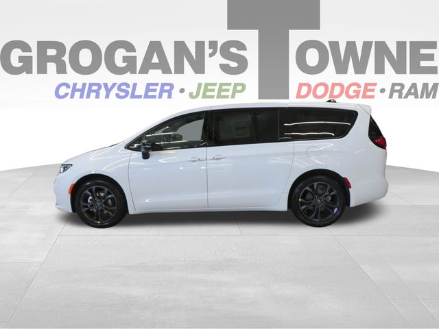 2026 Chrysler Pacifica Select's photo