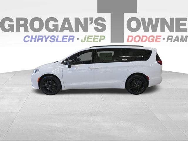 2026 Chrysler Pacifica Select's photo