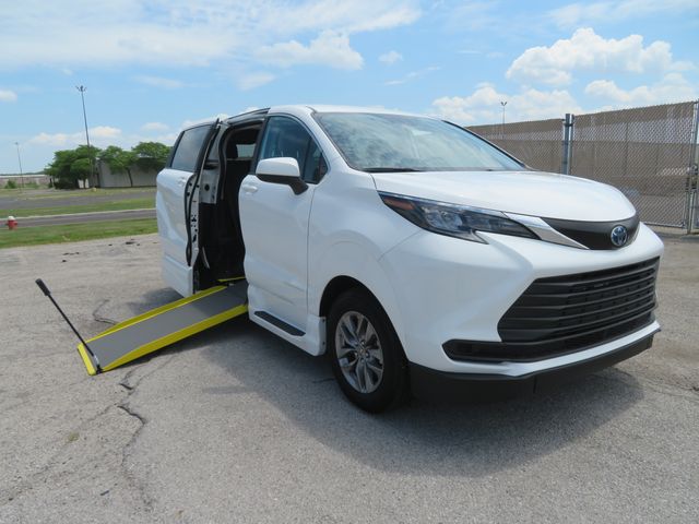 Used 2024 Toyota Sienna LE with VIN 5TDKRKEC1RS187952 for sale in Toledo, OH