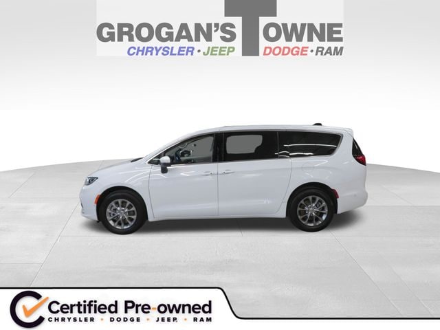 2023 Chrysler Pacifica Touring L AWD's photo