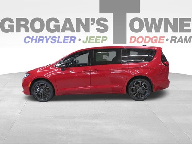 2026 Chrysler Pacifica Select's photo