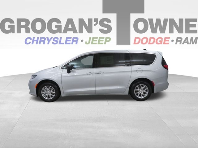 2026 Chrysler Pacifica Select's photo