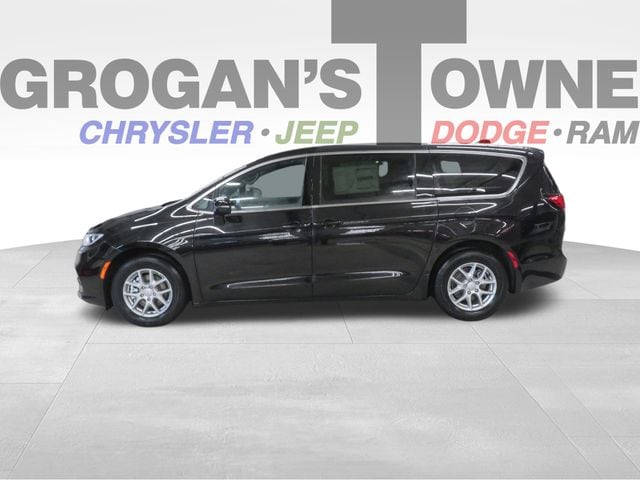 2026 Chrysler Pacifica Select's photo