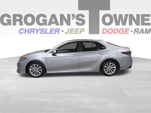 2024 Toyota Camry LE's photo