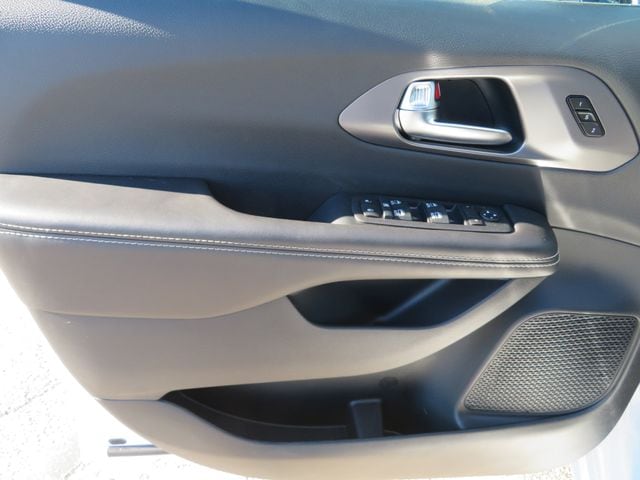 2026 Chrysler Pacifica Select - Photo 10
