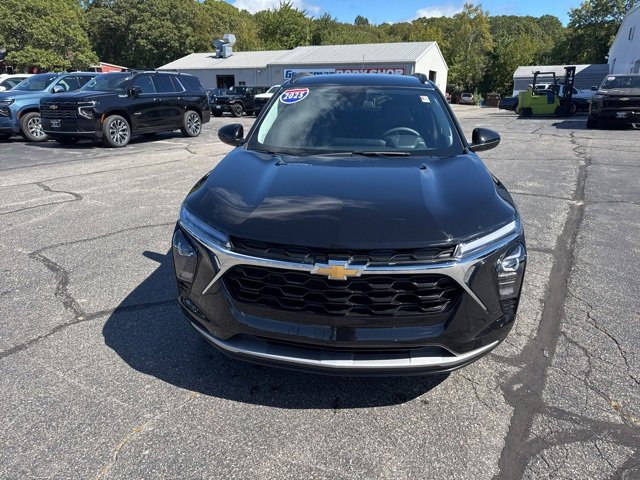 2025 Chevrolet Trax LT photo 3