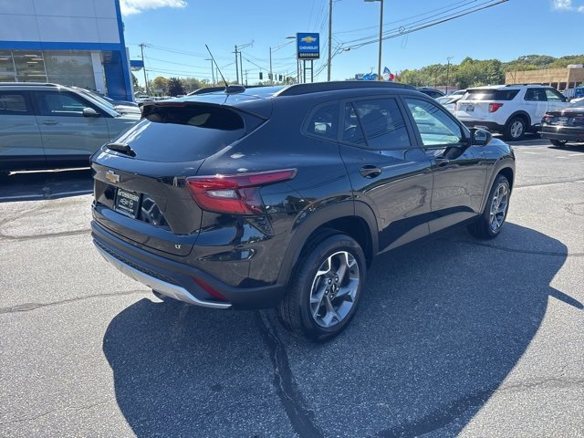 2025 Chevrolet Trax LT photo 2