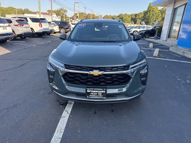 2025 Chevrolet Trax LT photo 3