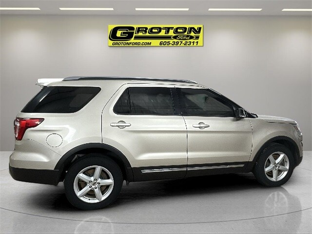2017 Ford Explorer XLT photo 3