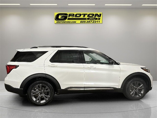 2025 Ford Explorer photo 3