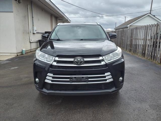 Used 2018 Toyota Highlander XLE with VIN 5TDKZRFH4JS530695 for sale in Monroe, MI