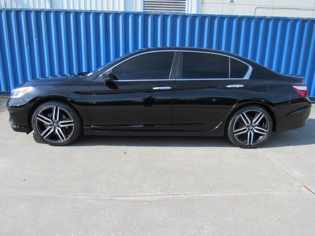 Used 2017 Honda Accord Sport with VIN 1HGCR2F5XHA037050 for sale in Houston, TX