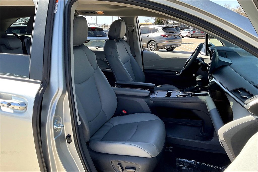 2024 Toyota Sienna XLE - Photo 9