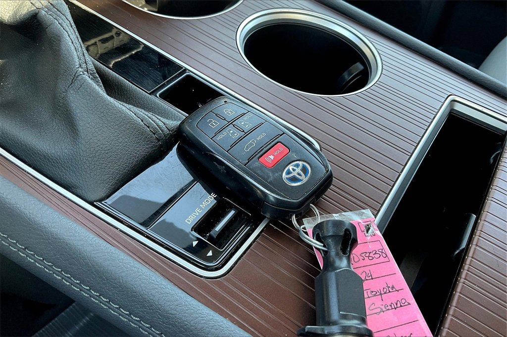 2024 Toyota Sienna XLE - Photo 12