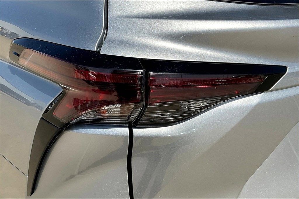 2024 Toyota Sienna XLE - Photo 38