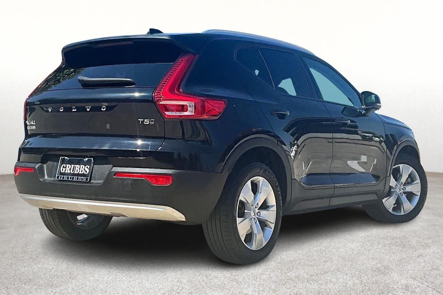 2022 Volvo XC40 Momentum photo 2