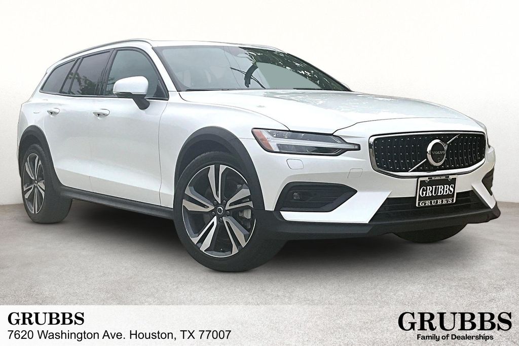2025 Volvo V60 Cross Country B5 Plus AWD's photo