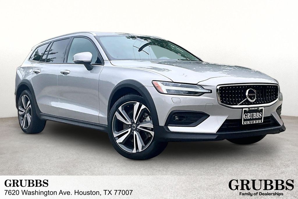 2025 Volvo V60 Cross Country B5 Plus AWD's photo