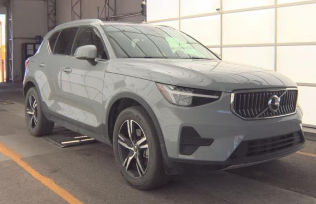 Used 2025 Volvo XC40 B5 Core SUV