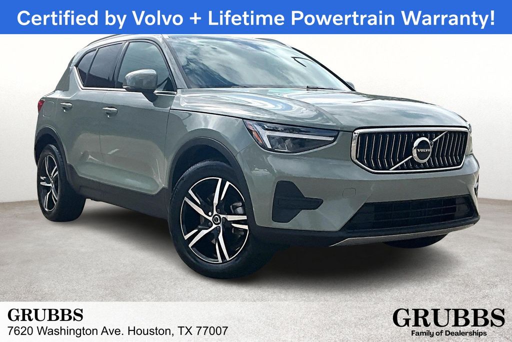 2025 Volvo XC40 Core's photo