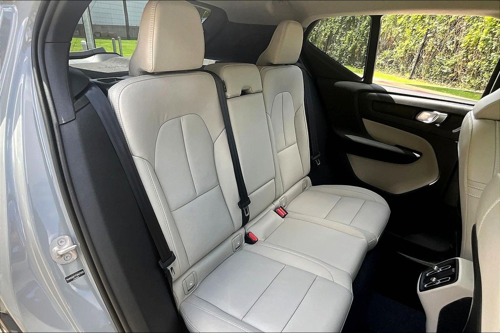 2026 Volvo XC40 Plus - Photo 16
