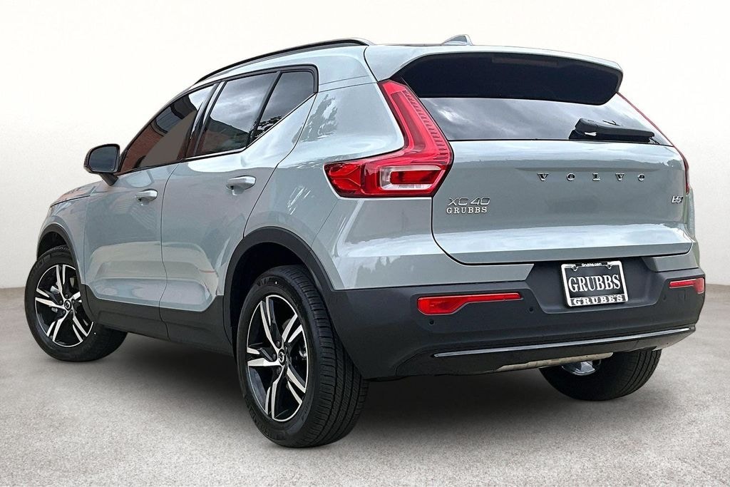 New 2026 Volvo XC40 B5 Core SUV